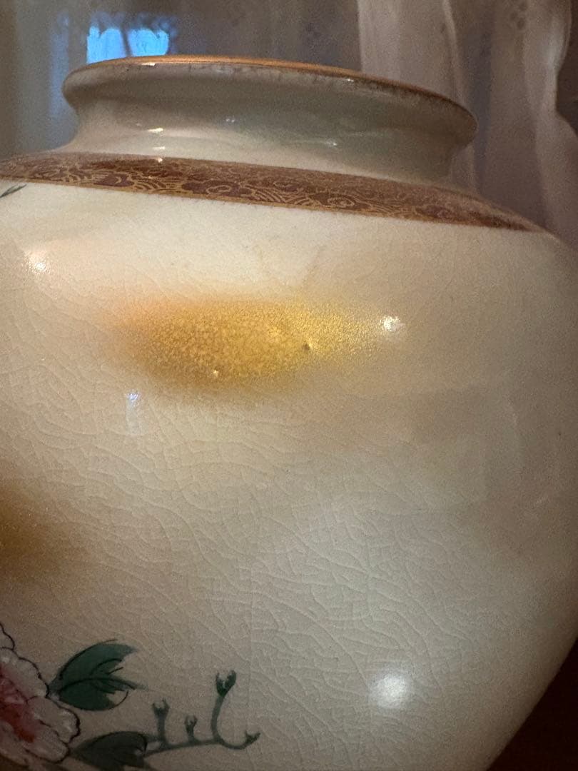 孔雀と花の装飾 陶器の花瓶　九谷焼