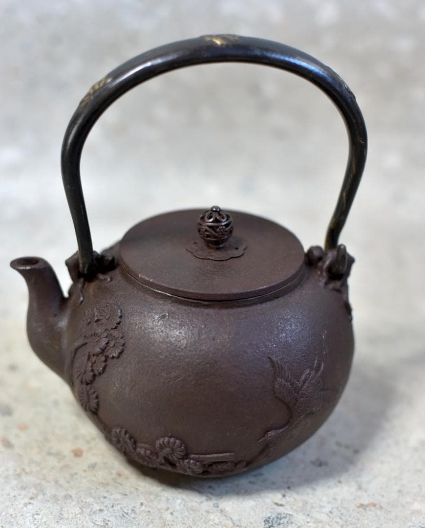 龍文堂造　小ぶりな松、鶴紋持ち手象嵌いり鉄瓶　囲炉裏