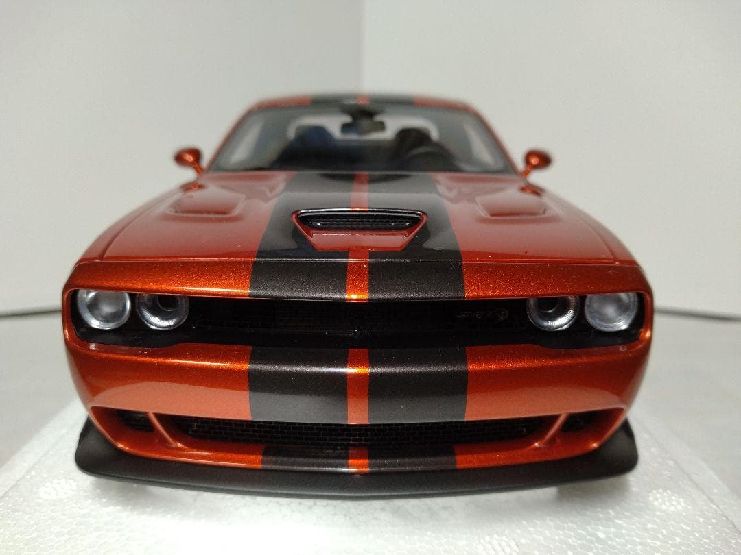 27　オートアート　1/18　ダッジチャレンジャー　SRT HELLCAT