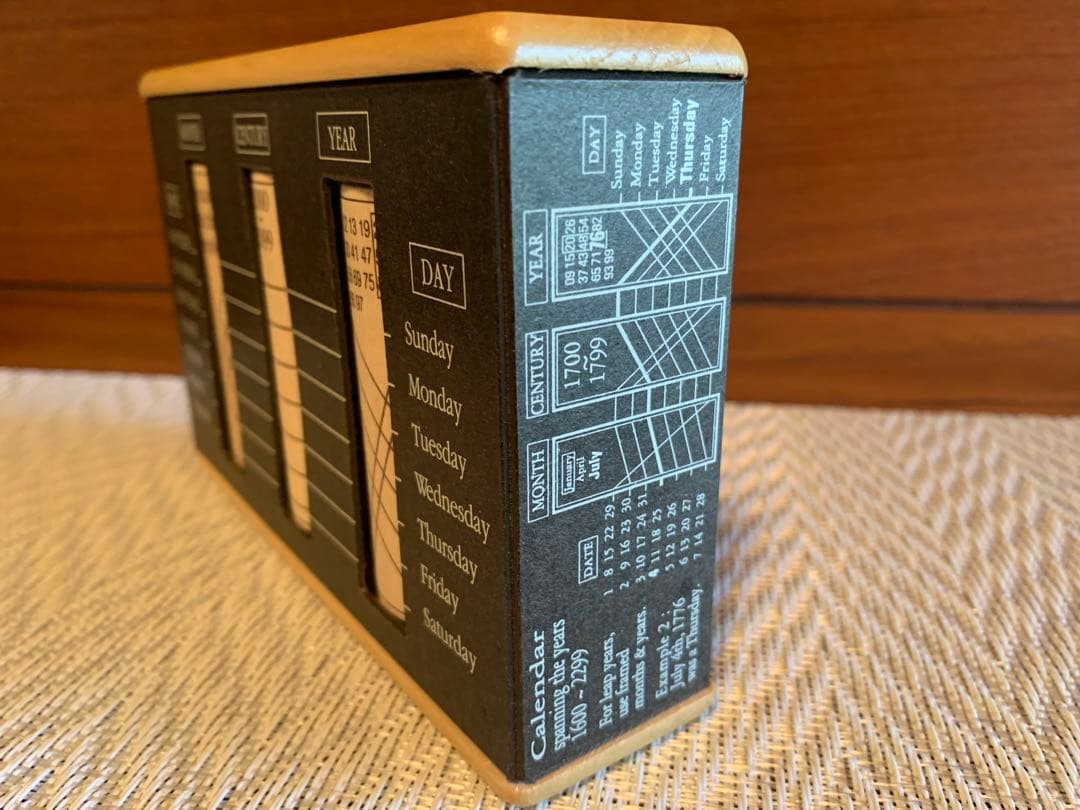 ユニークな永久カレンダー　木製　過去や未来の曜日を簡単に調べられる　フランス製