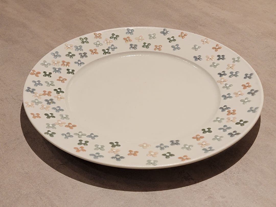 魚谷あきこ　花柄の円形陶器皿