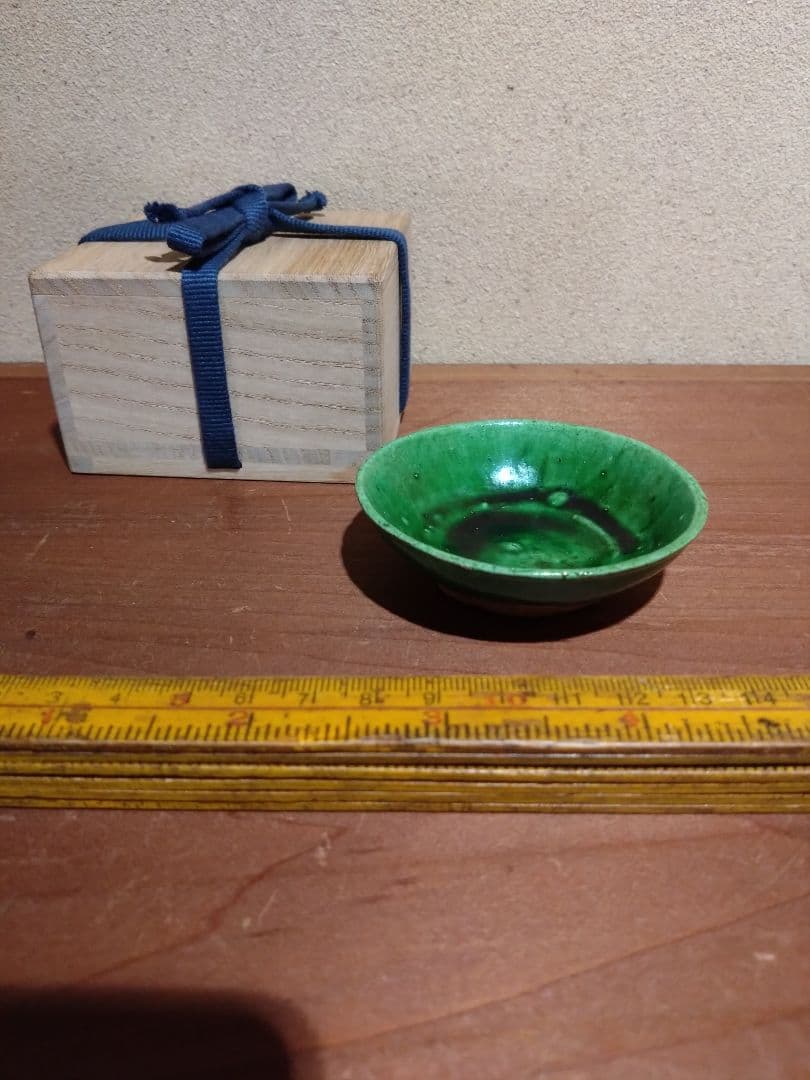 緑色の陶器製浅皿