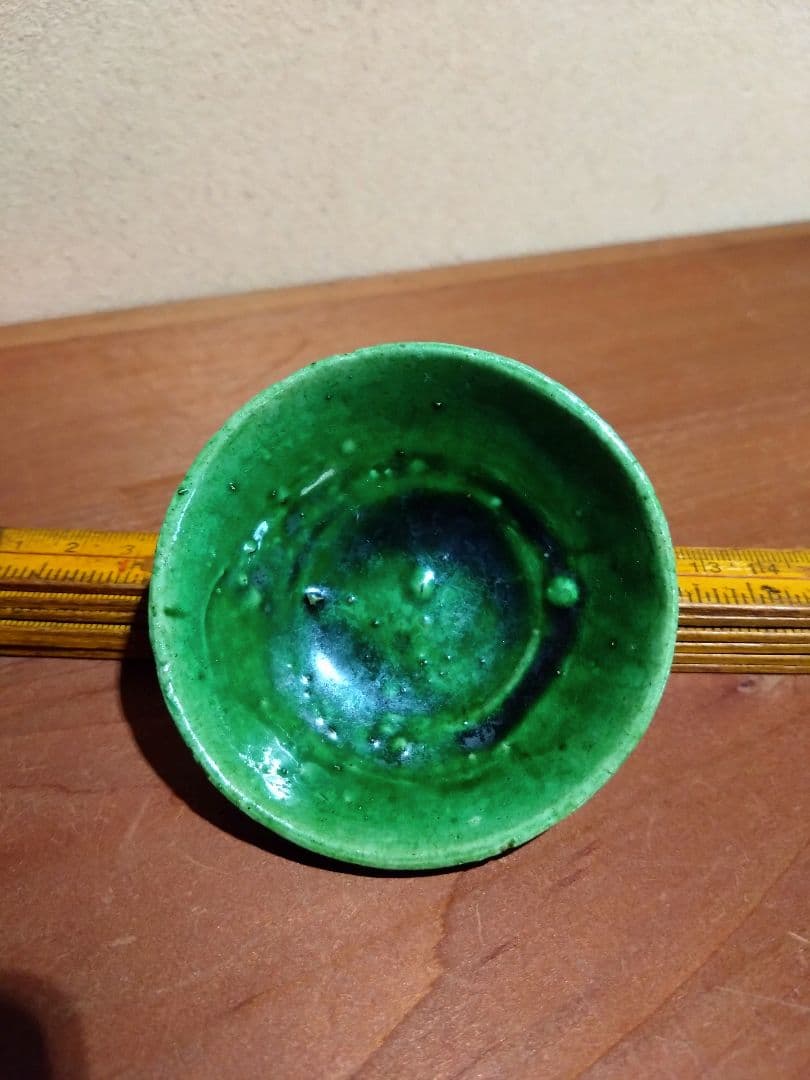緑色の陶器製浅皿