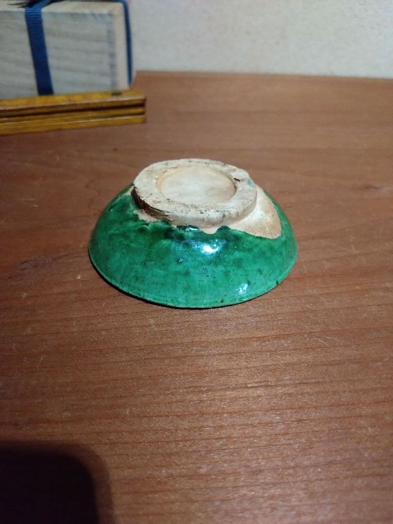 緑色の陶器製浅皿