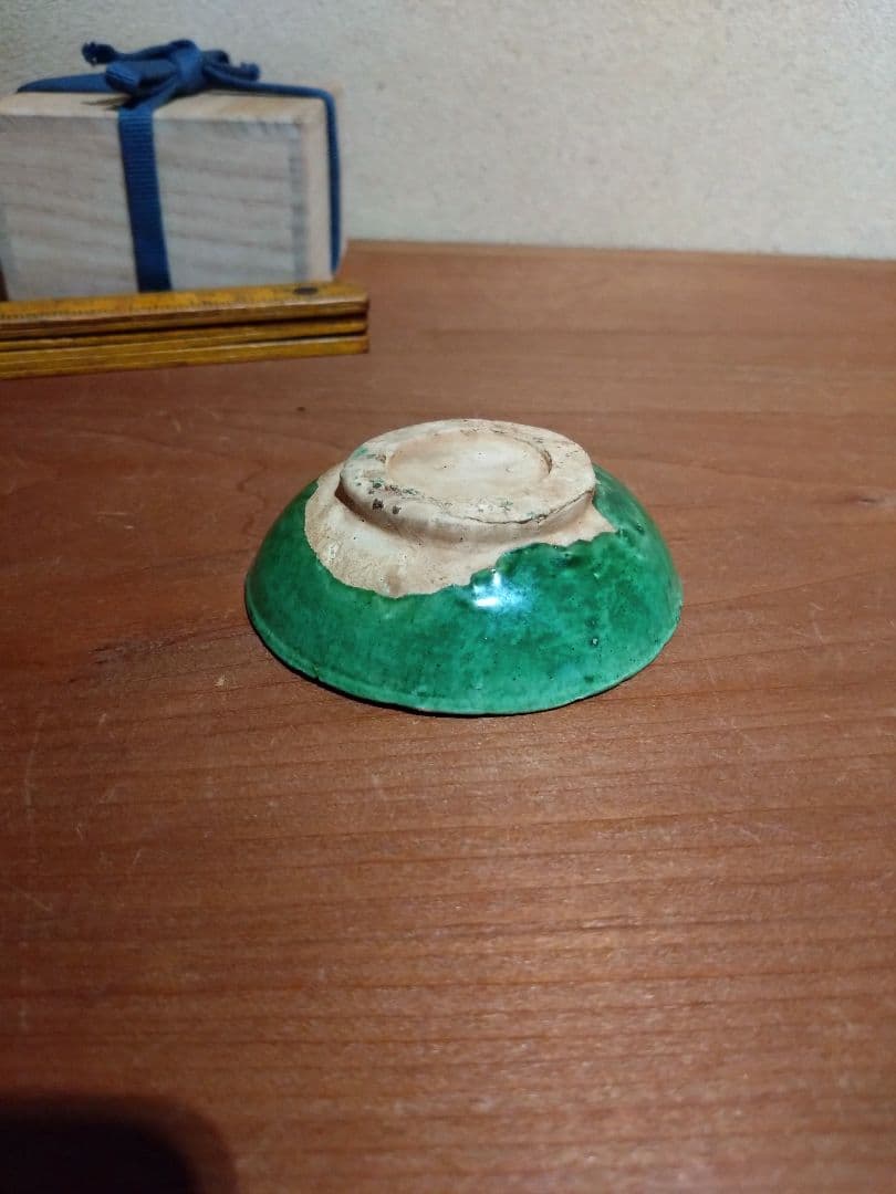 緑色の陶器製浅皿