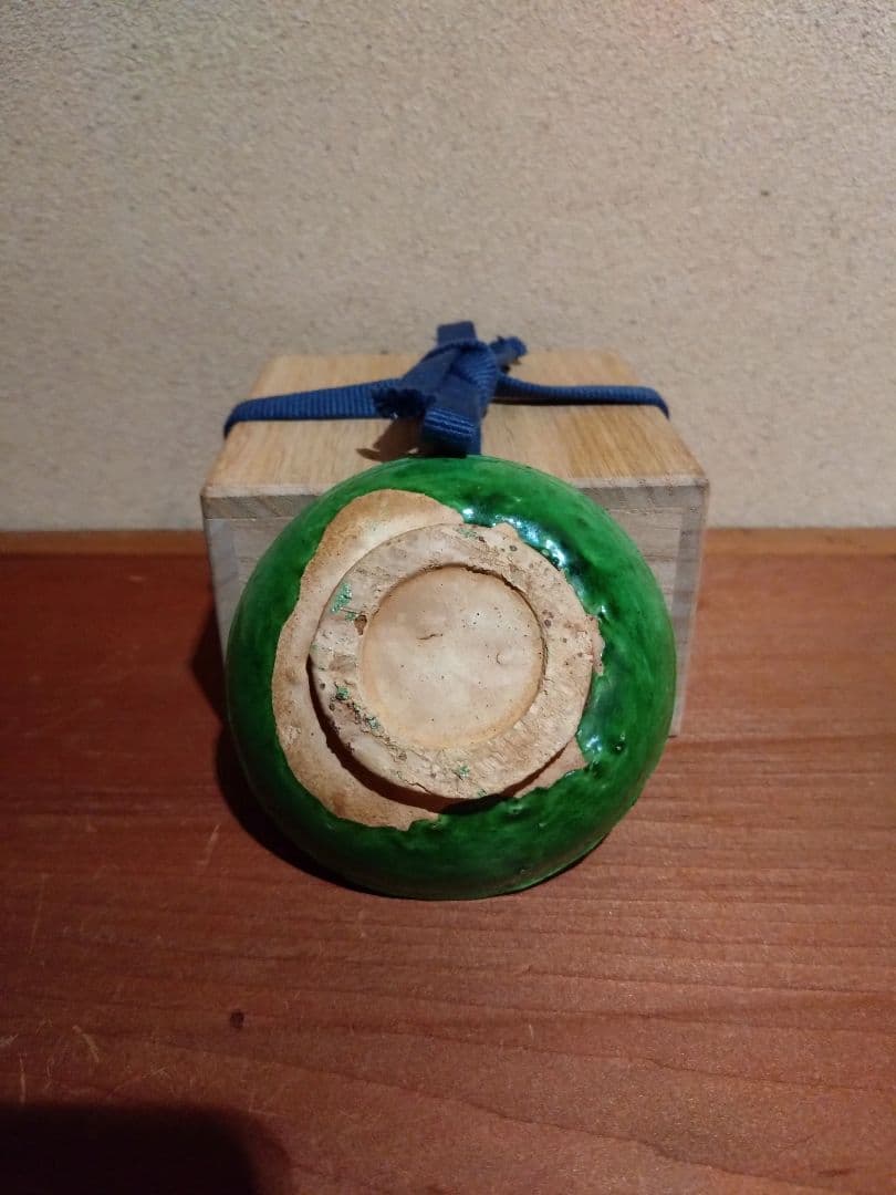 緑色の陶器製浅皿