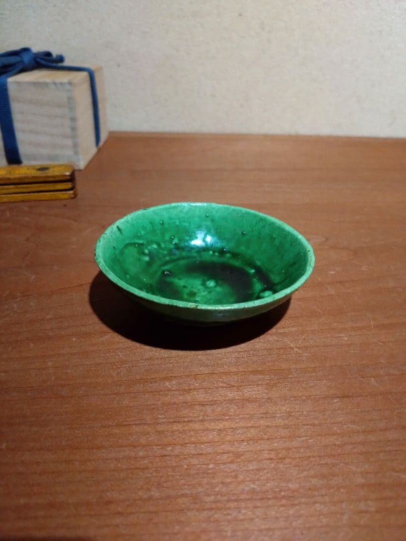 緑色の陶器製浅皿