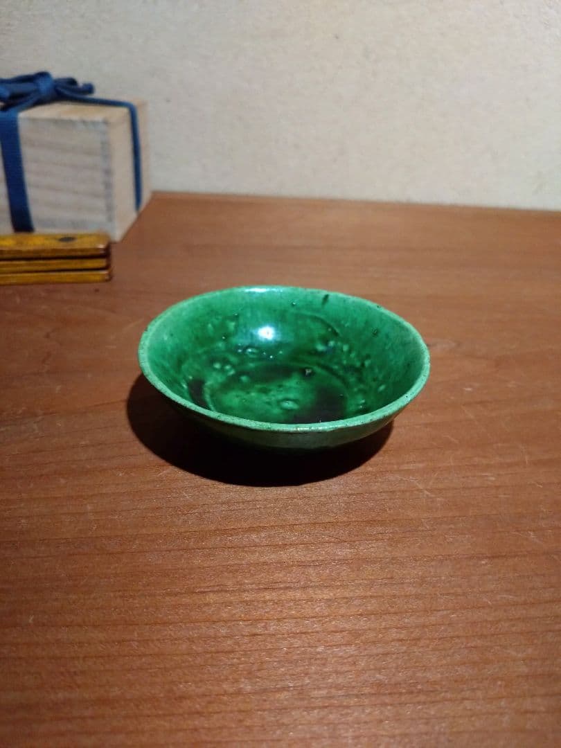 緑色の陶器製浅皿