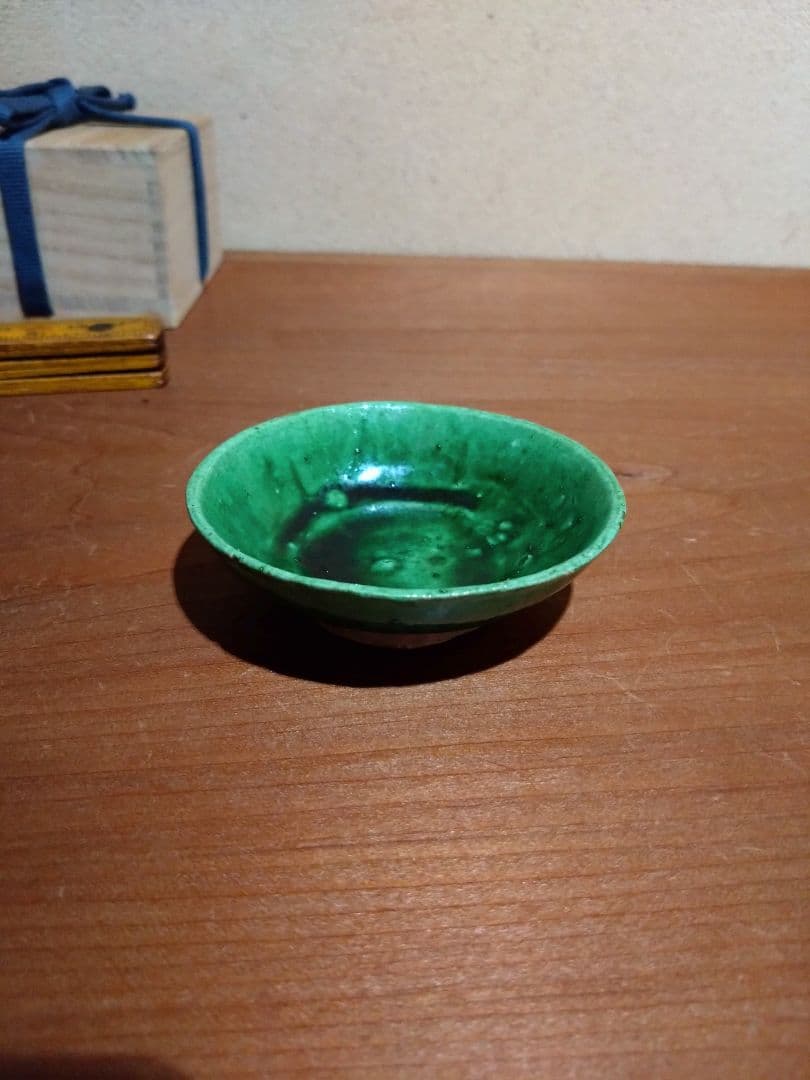 緑色の陶器製浅皿