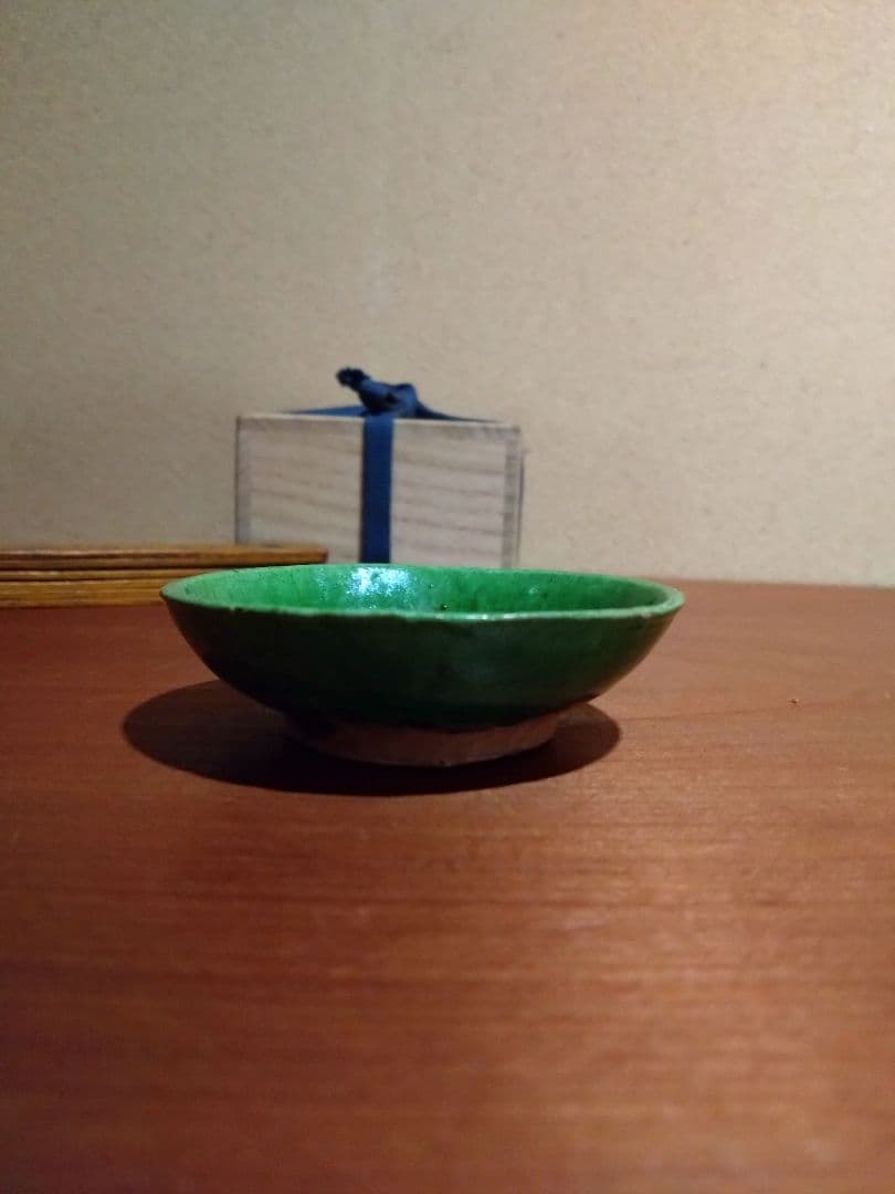緑色の陶器製浅皿