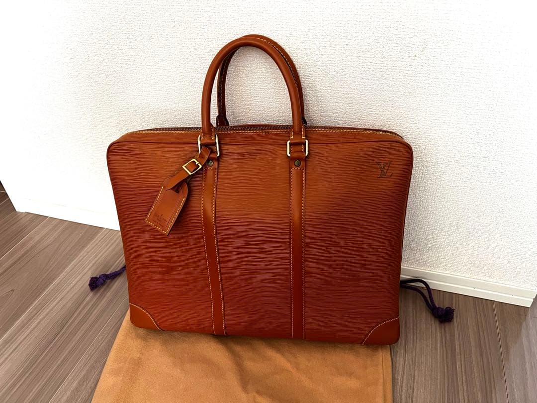 美品 LV ルイ ヴィトン エピ ポルトドキュマン ヴォワヤージュ