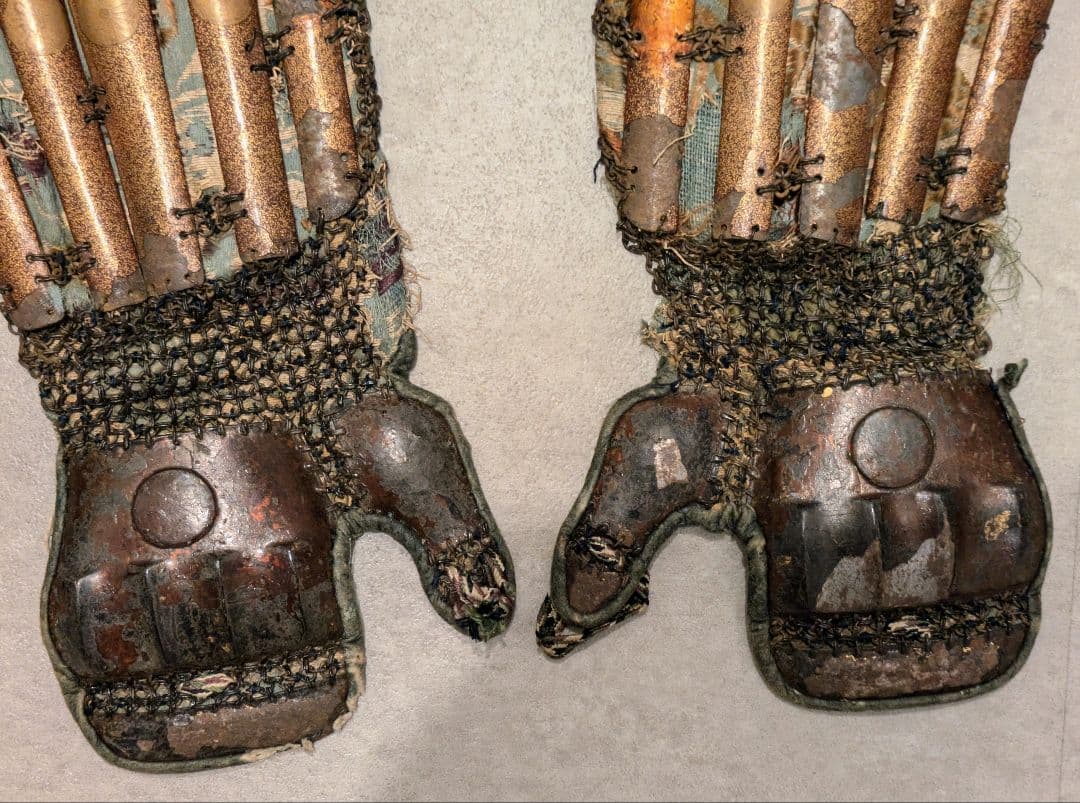 桃山から江戸初期 家紋 鉄製籠手 甲冑 面頬 前立て 武将 鎧 兜 武具 骨董