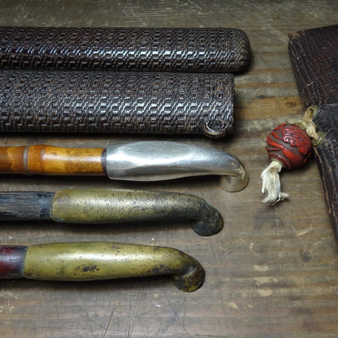 古い 煙草入れ+煙管入れ+煙管３つ　　　蝶の前金具　根付