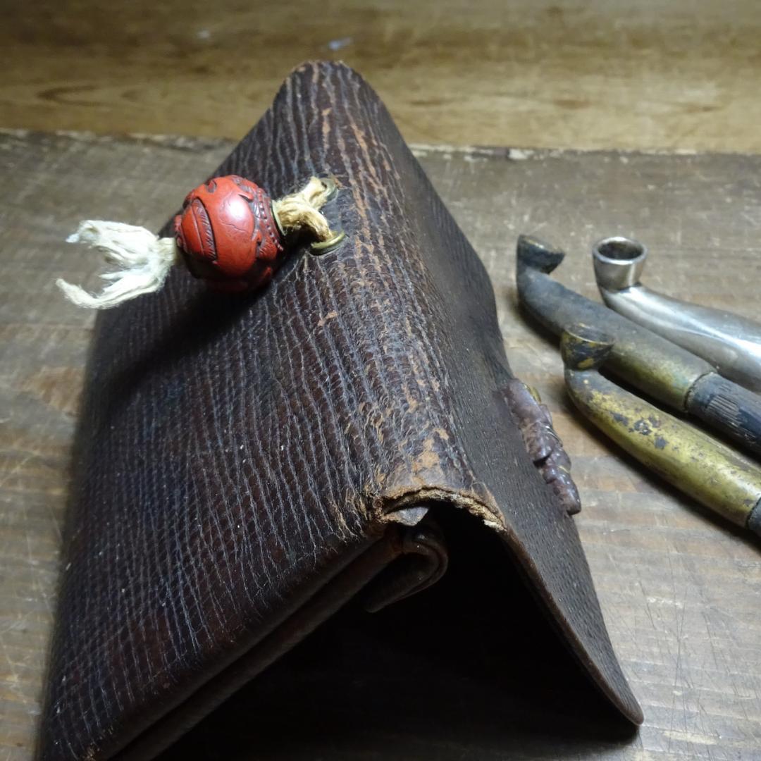 古い 煙草入れ+煙管入れ+煙管３つ　　　蝶の前金具　根付