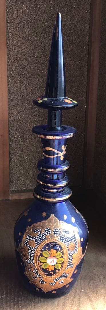 コバルトブルーの装飾ボトル