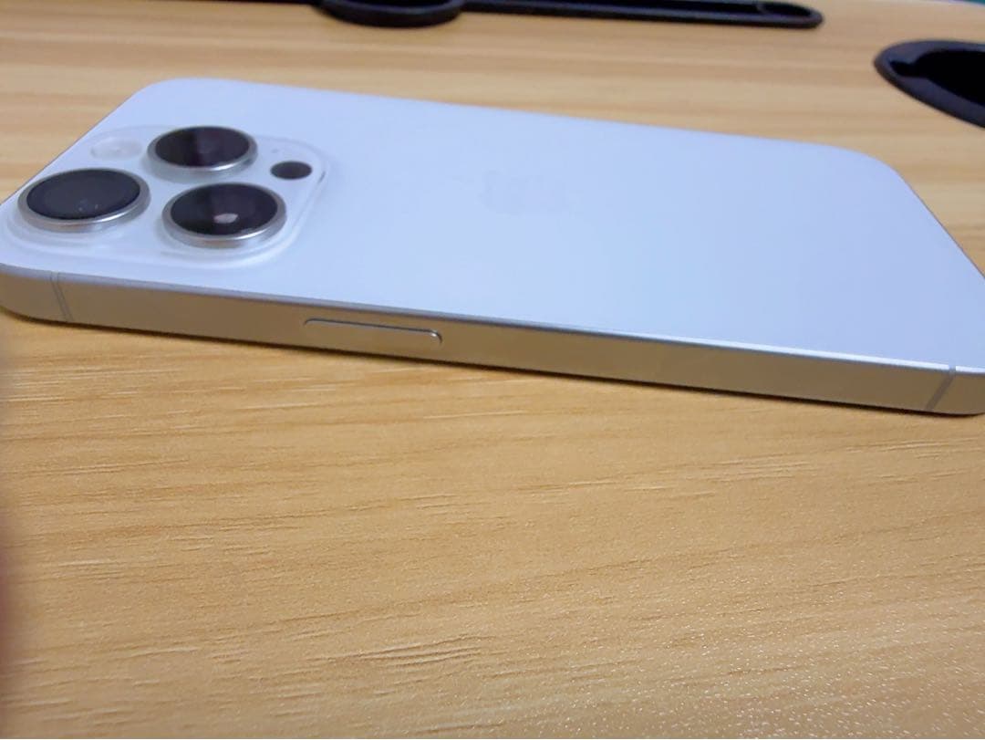 【美品】Apple iPhone 15 Pro ホワイトチタニウム　128GB