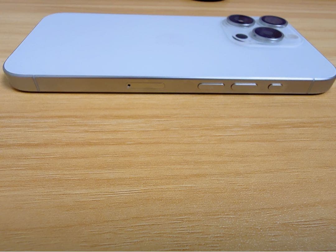 【美品】Apple iPhone 15 Pro ホワイトチタニウム　128GB