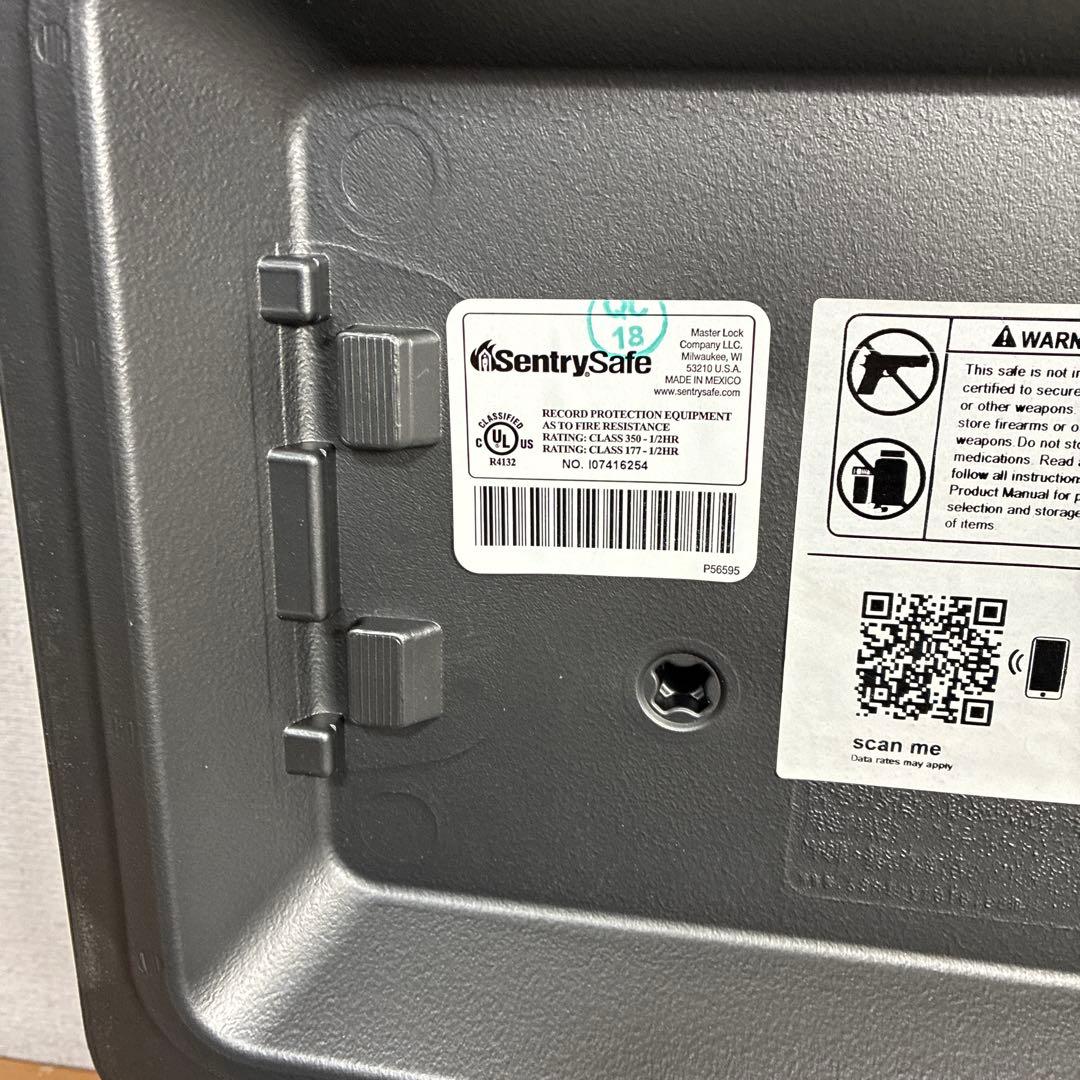 SentrySafe セキュリティケース 鍵２個付き　耐火 防水