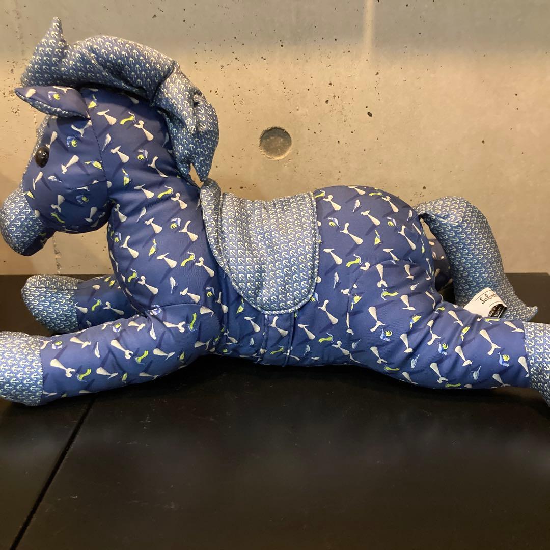 馬の形のぬいぐるみ 青色パターン 中型　（フェラガモ）