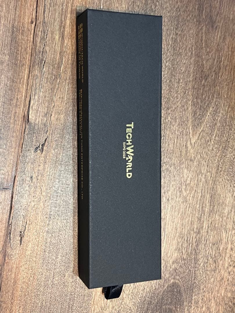 小*遊様 TECH WORLD EXPO 2025 ショルダーバッグとピンバッジ