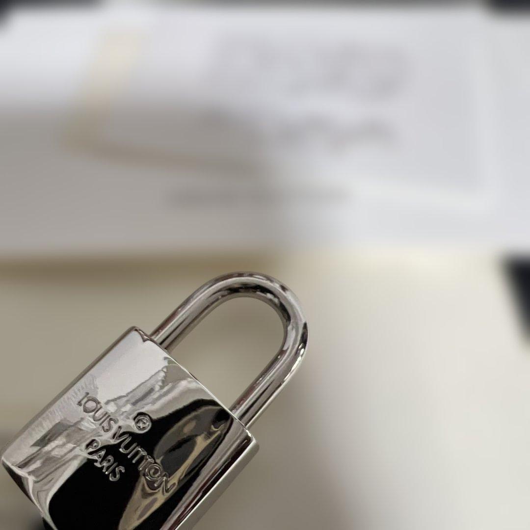 Louis Vuitton シルバー南京錠