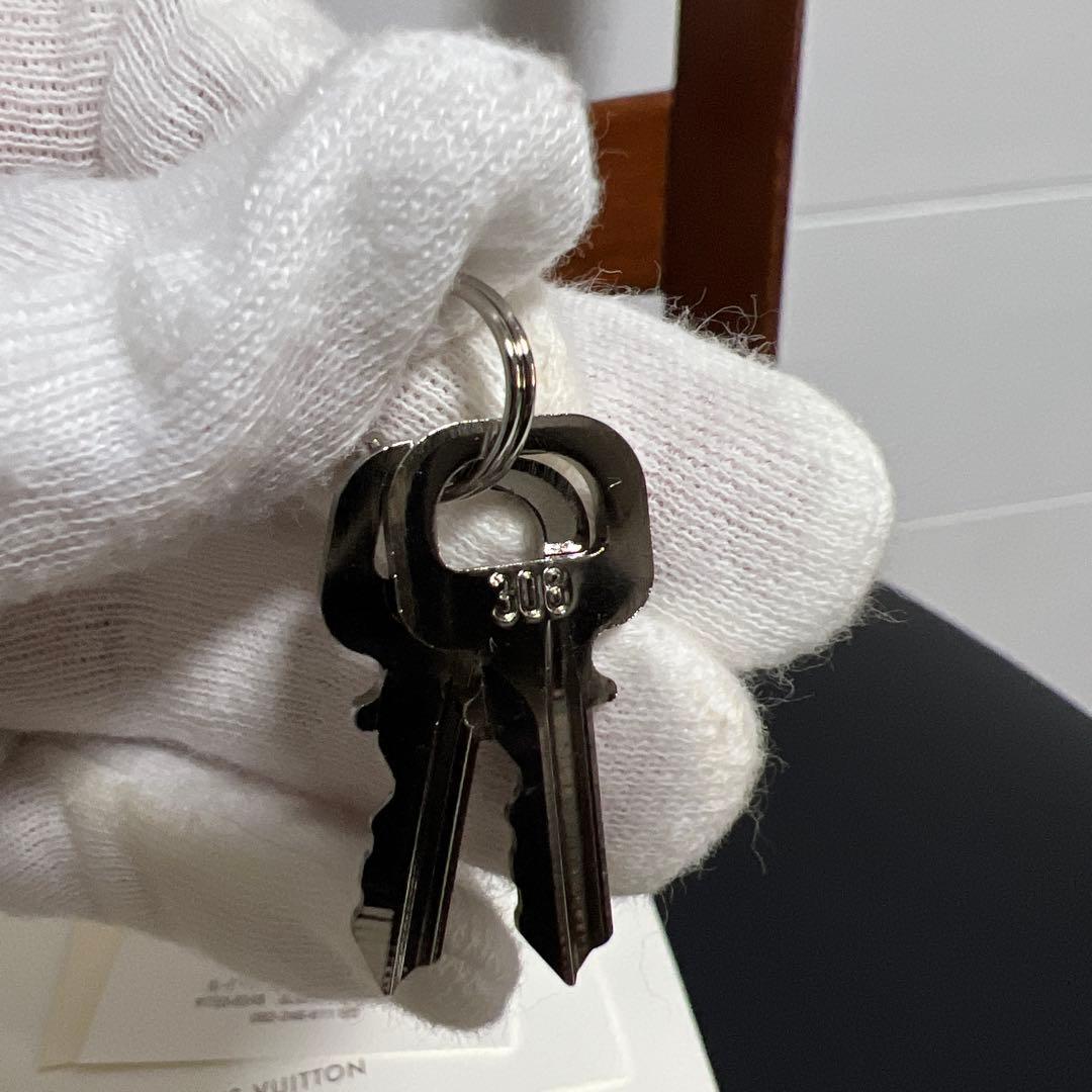 Louis Vuitton シルバー南京錠