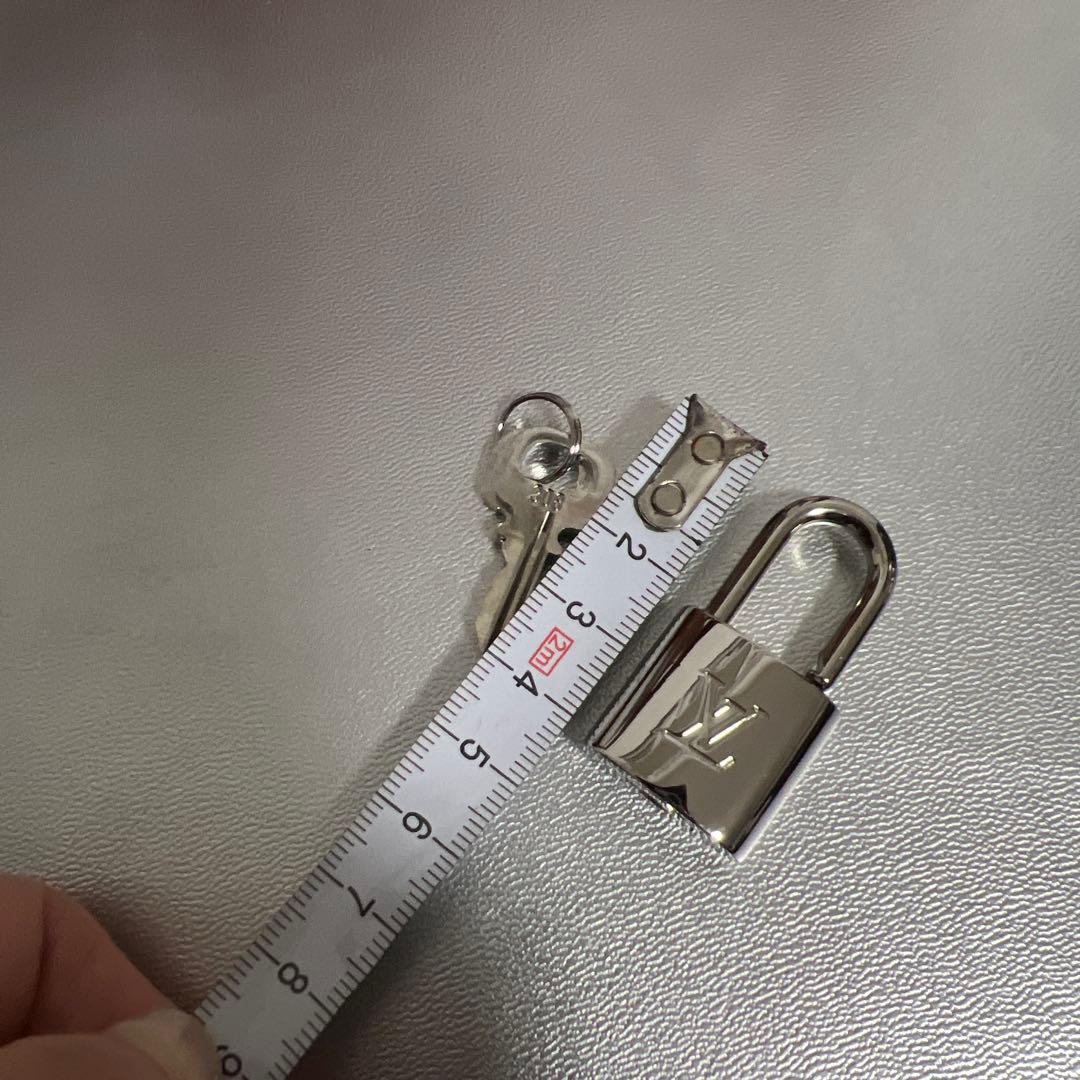 Louis Vuitton シルバー南京錠