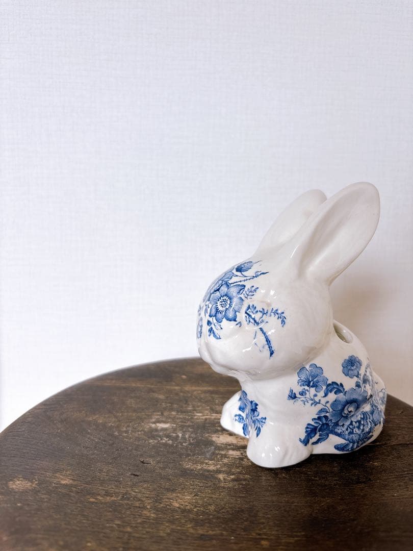 イギリスヴィンテージ　CrownDevon バスケットに花　うさぎ歯ブラシたて