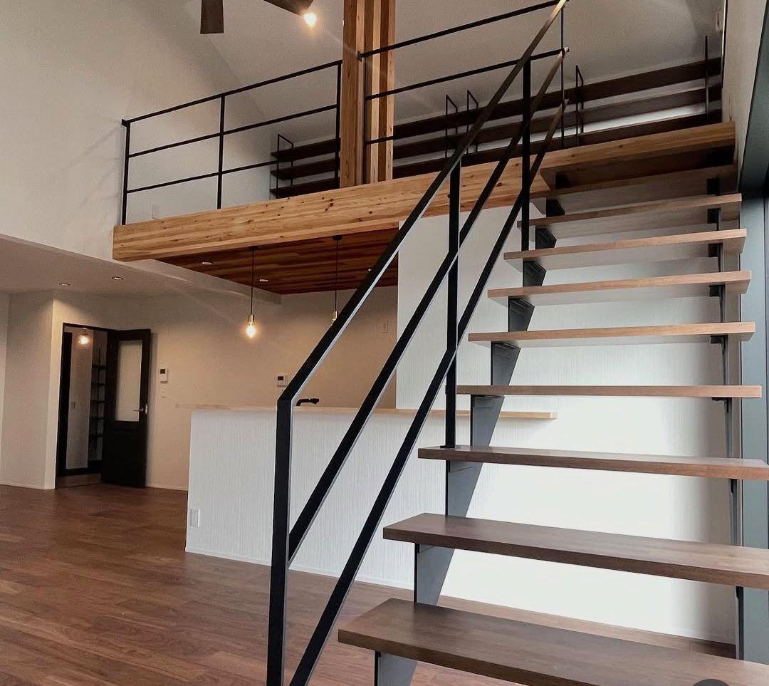 オーダーメイド製作手すり　アイアン手摺　おしゃれ　鉄　階段　ささら　踏み板