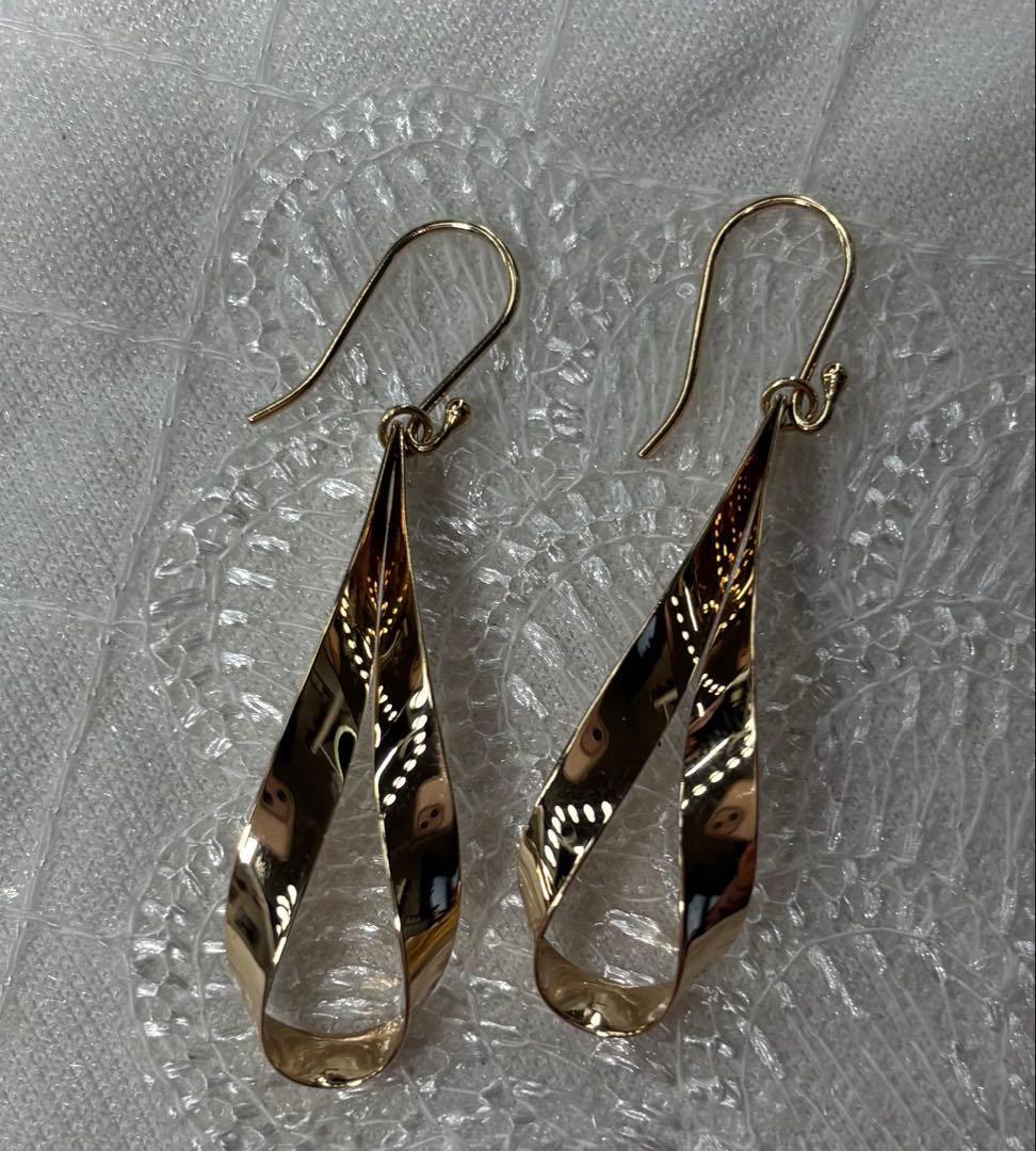 ココシュニックフックピアス