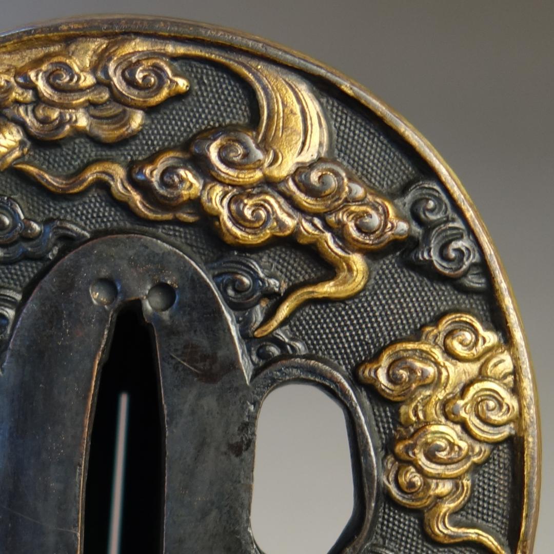 【 赤銅魚子地 高肉彫 鍍金 雲龍図鍔 】(鍔箱・布団付) 鍔 鐔 刀装具 武具