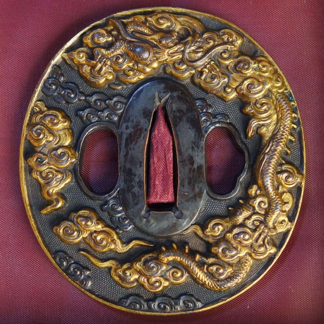 【 赤銅魚子地 高肉彫 鍍金 雲龍図鍔 】(鍔箱・布団付) 鍔 鐔 刀装具 武具