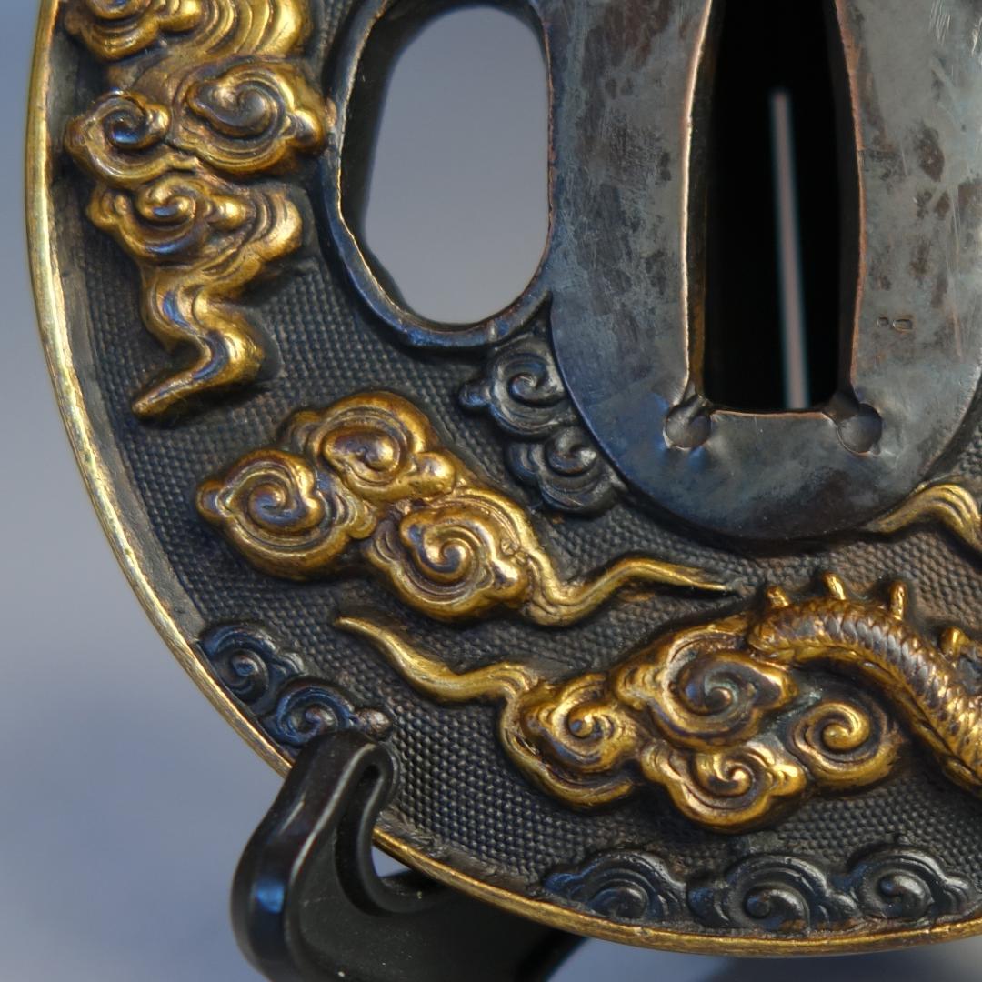 【 赤銅魚子地 高肉彫 鍍金 雲龍図鍔 】(鍔箱・布団付) 鍔 鐔 刀装具 武具