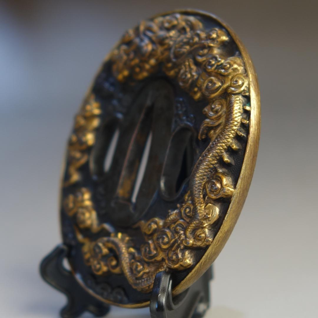 【 赤銅魚子地 高肉彫 鍍金 雲龍図鍔 】(鍔箱・布団付) 鍔 鐔 刀装具 武具