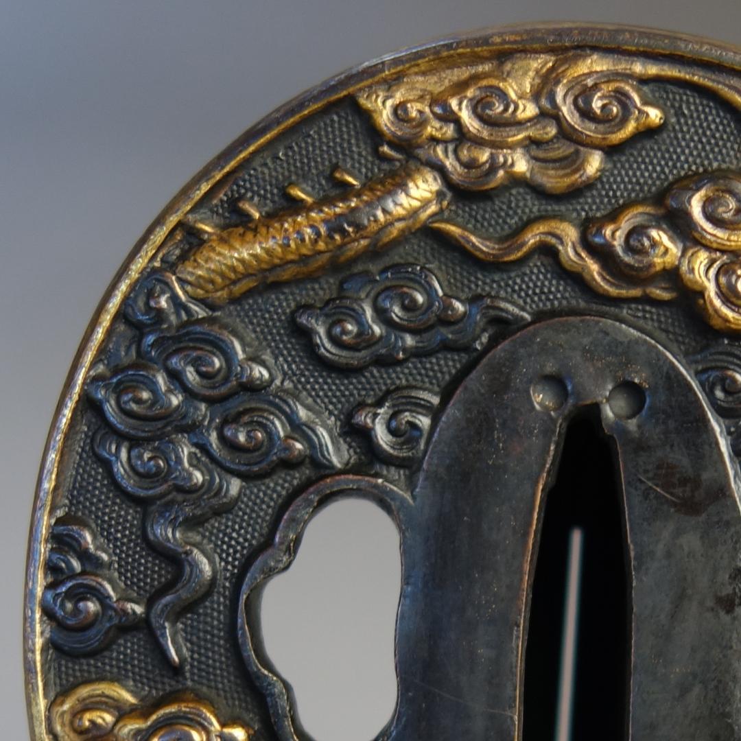 【 赤銅魚子地 高肉彫 鍍金 雲龍図鍔 】(鍔箱・布団付) 鍔 鐔 刀装具 武具