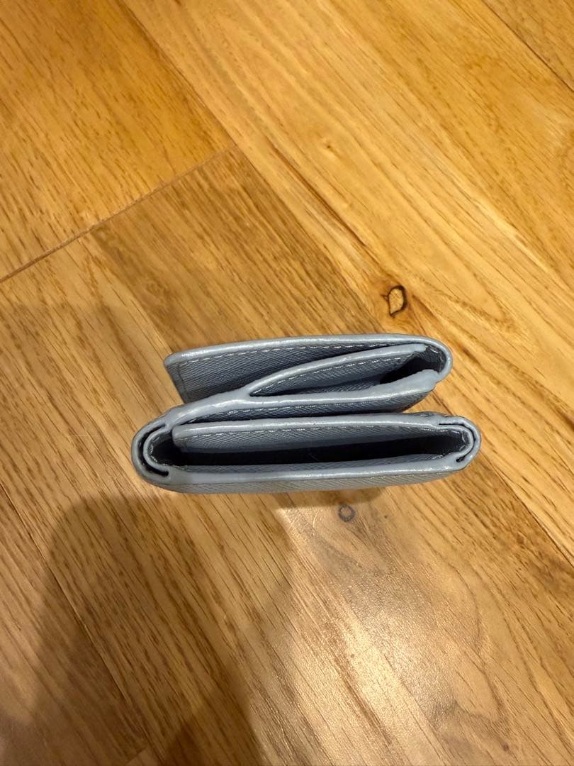 PRADA サフィアーノ トライアングル レザー 三つ折り財布 水色 ウォレット