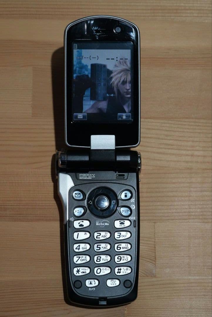 ドコモ FOMA P900iV クラウドブラック FF7ACストラップ付