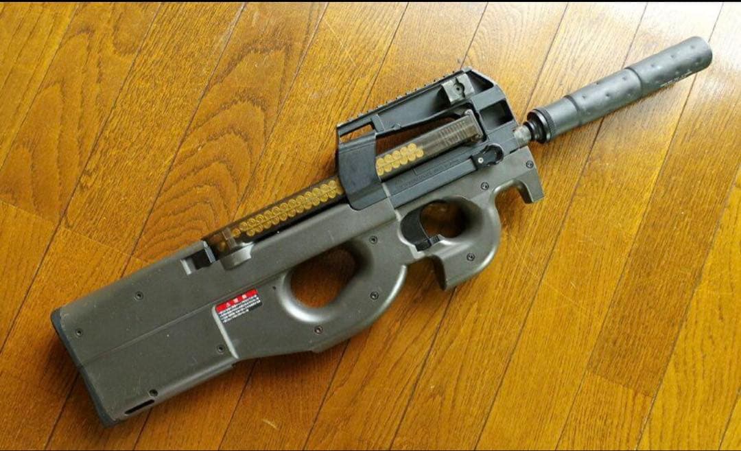 P-90TR 電動ガン　バッテリー、予備マガジン付き