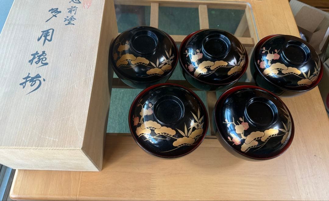 漆器セット 黒と赤 竹と花のデザイン