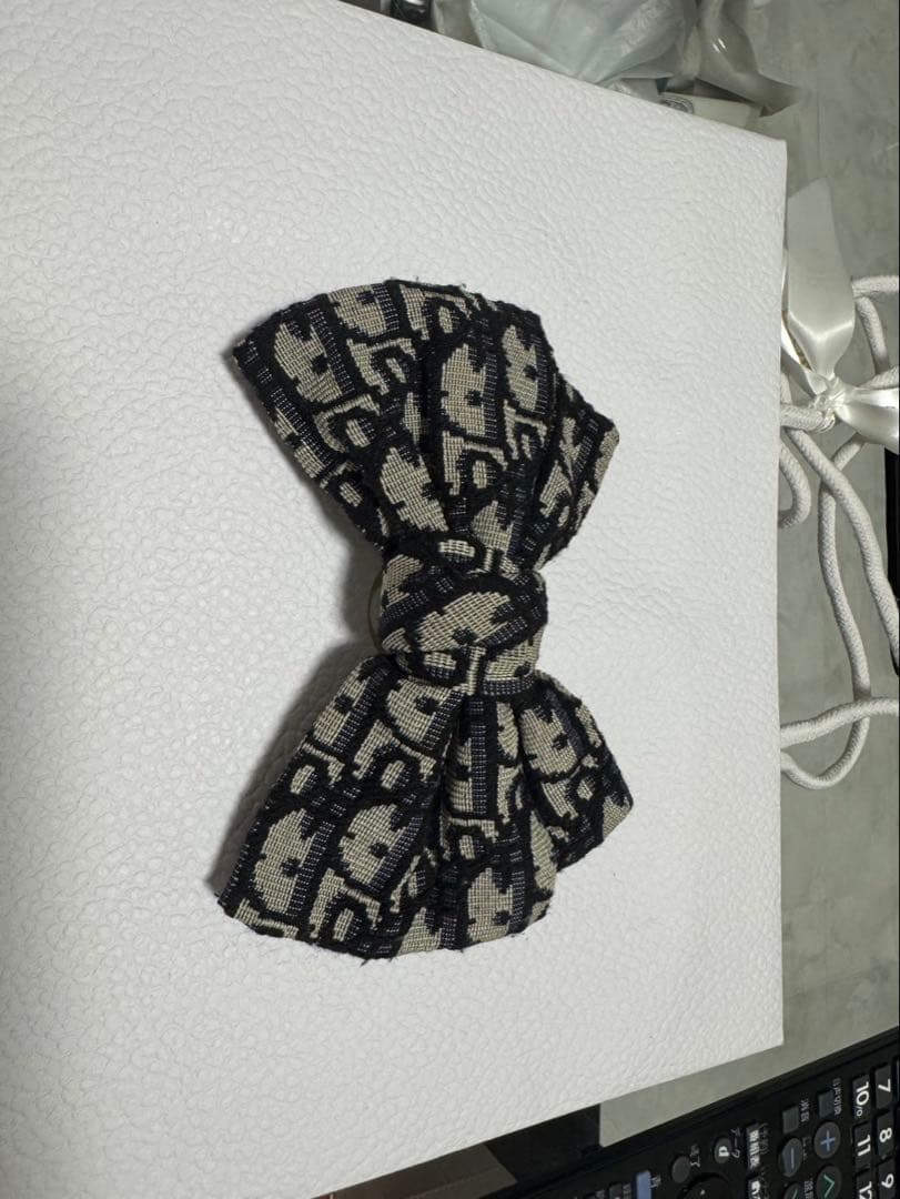 ［美品］DIOR リボン型ヘアクリップ 黒とベージュ