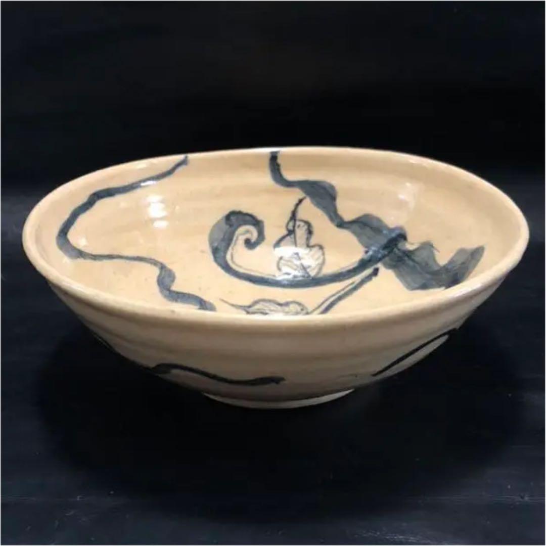 古美術◼️蔵から見事な殴り書きされたツル植物の抹茶茶碗が出てきた。茶道具、花道具