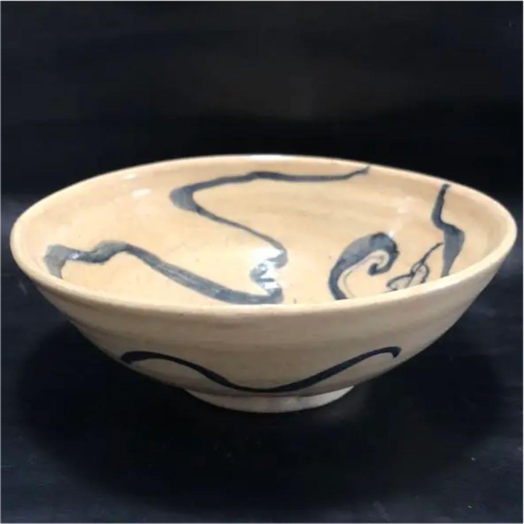 古美術◼️蔵から見事な殴り書きされたツル植物の抹茶茶碗が出てきた。茶道具、花道具