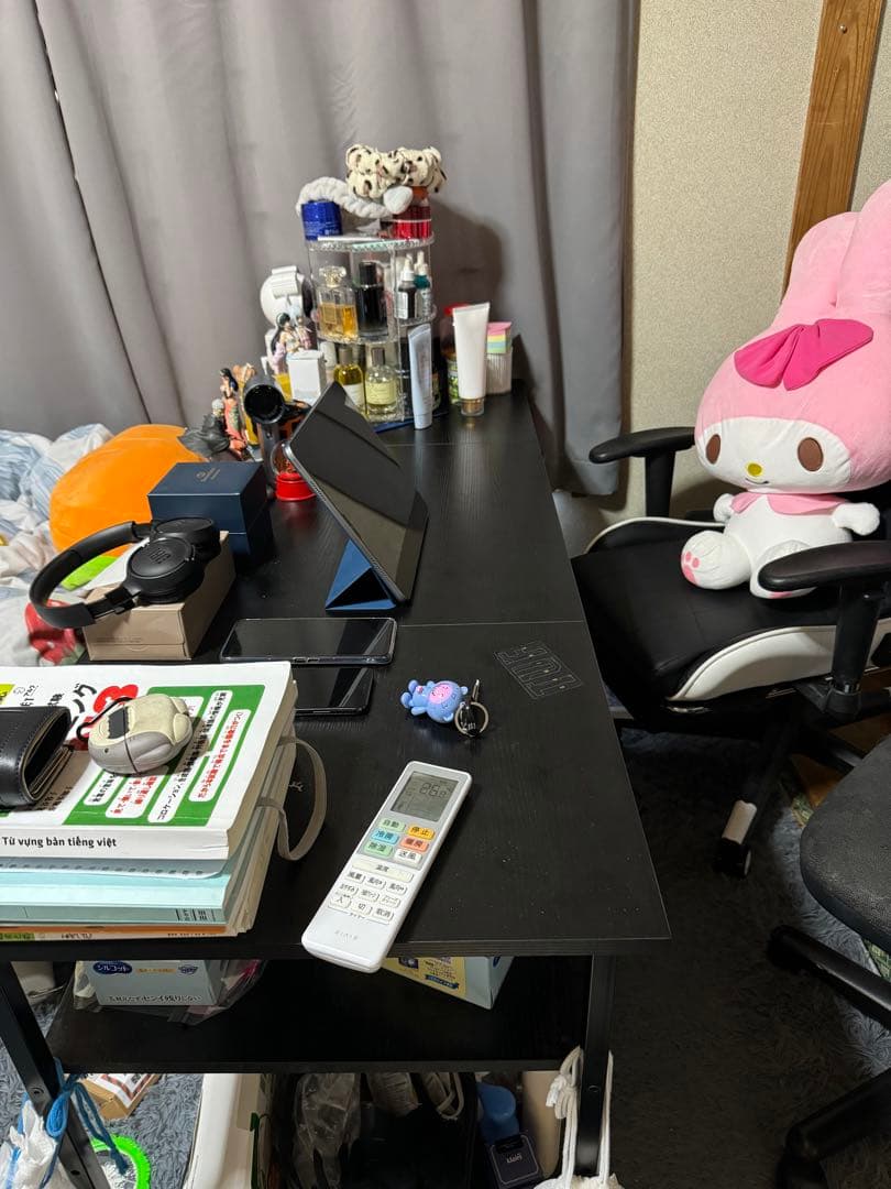 シンプルな黒のデスク オープンシェルフ付き