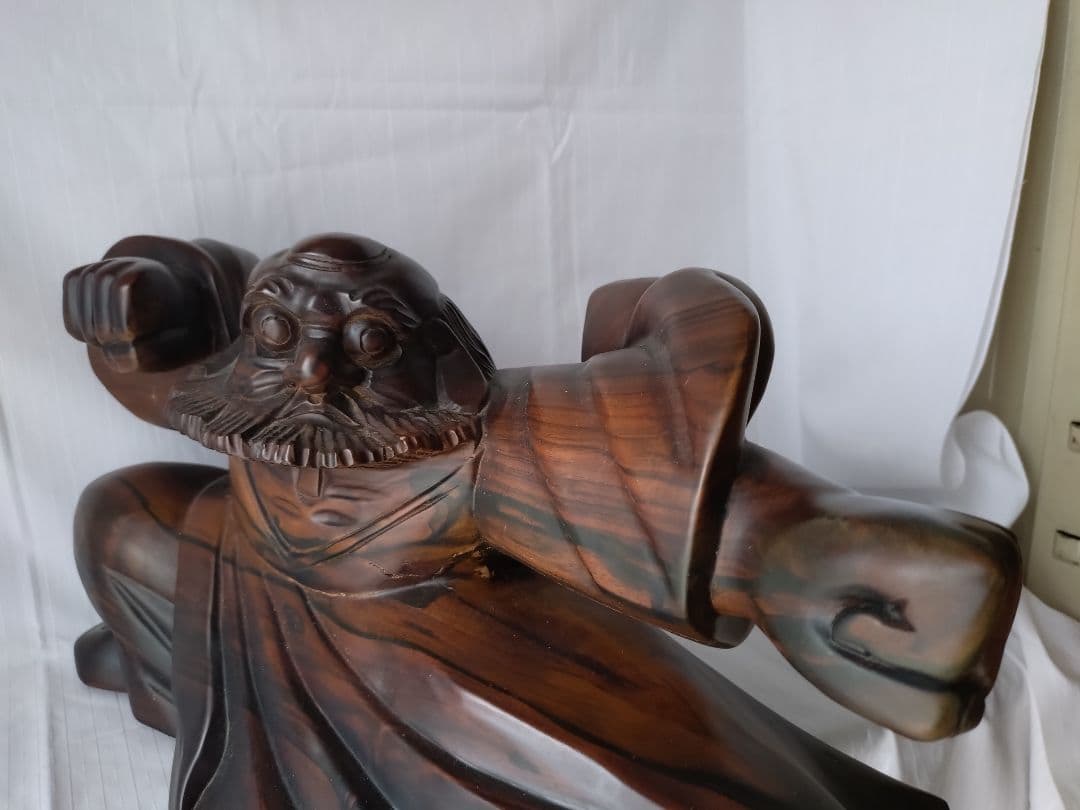 まもる。少林寺拳法木彫達磨（赤檀彫刻）置台付き