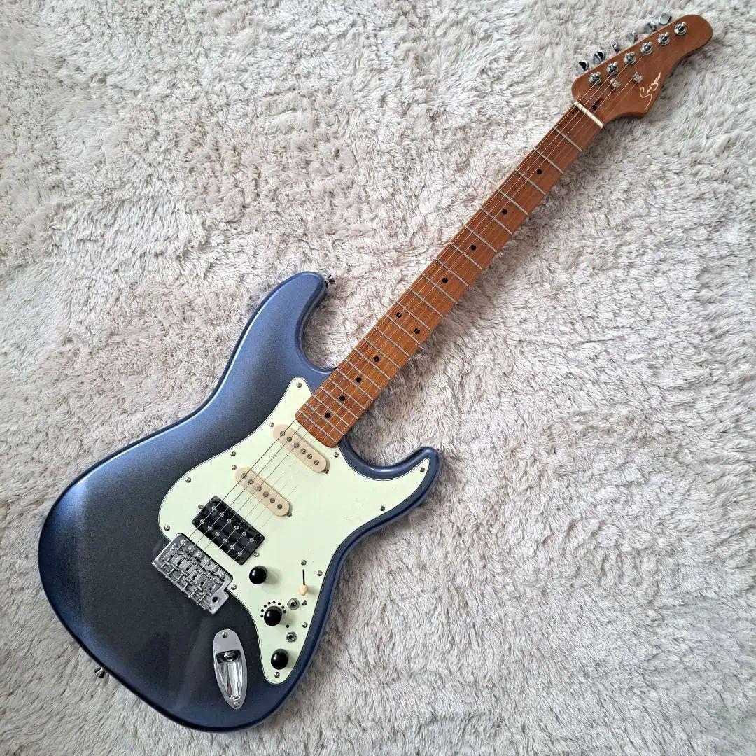 高品質アルダー材とローステッドメイプルネックを採用したプロ仕様のスマートギター