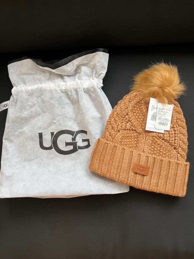UGG アグ　ブラウン　ニット帽 ポンポン付き