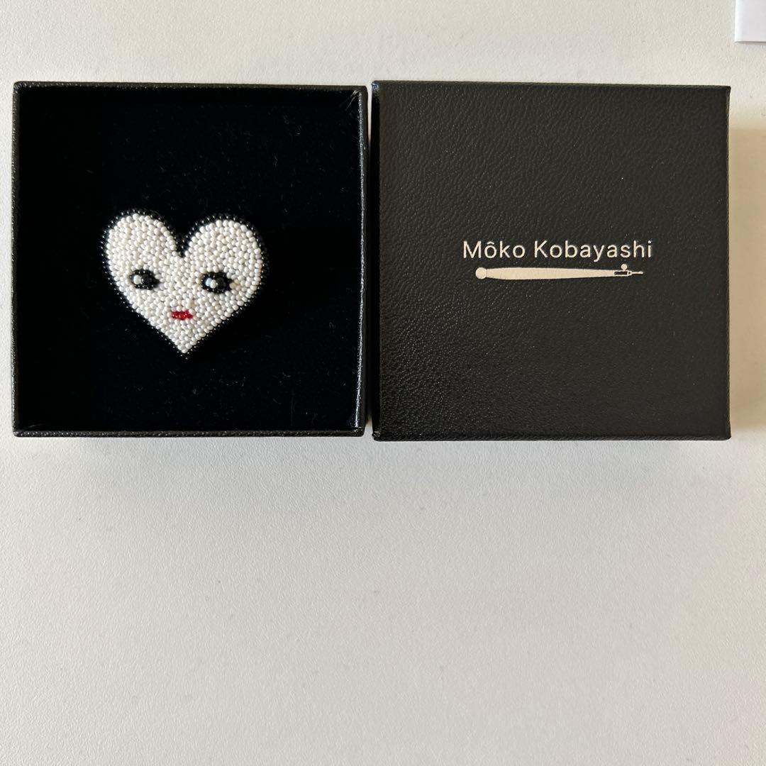 小林モーコ　ハート型ビーズブローチ