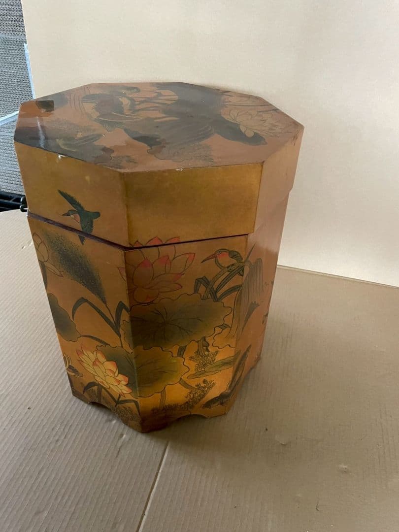 八角形の花柄漆塗り箱