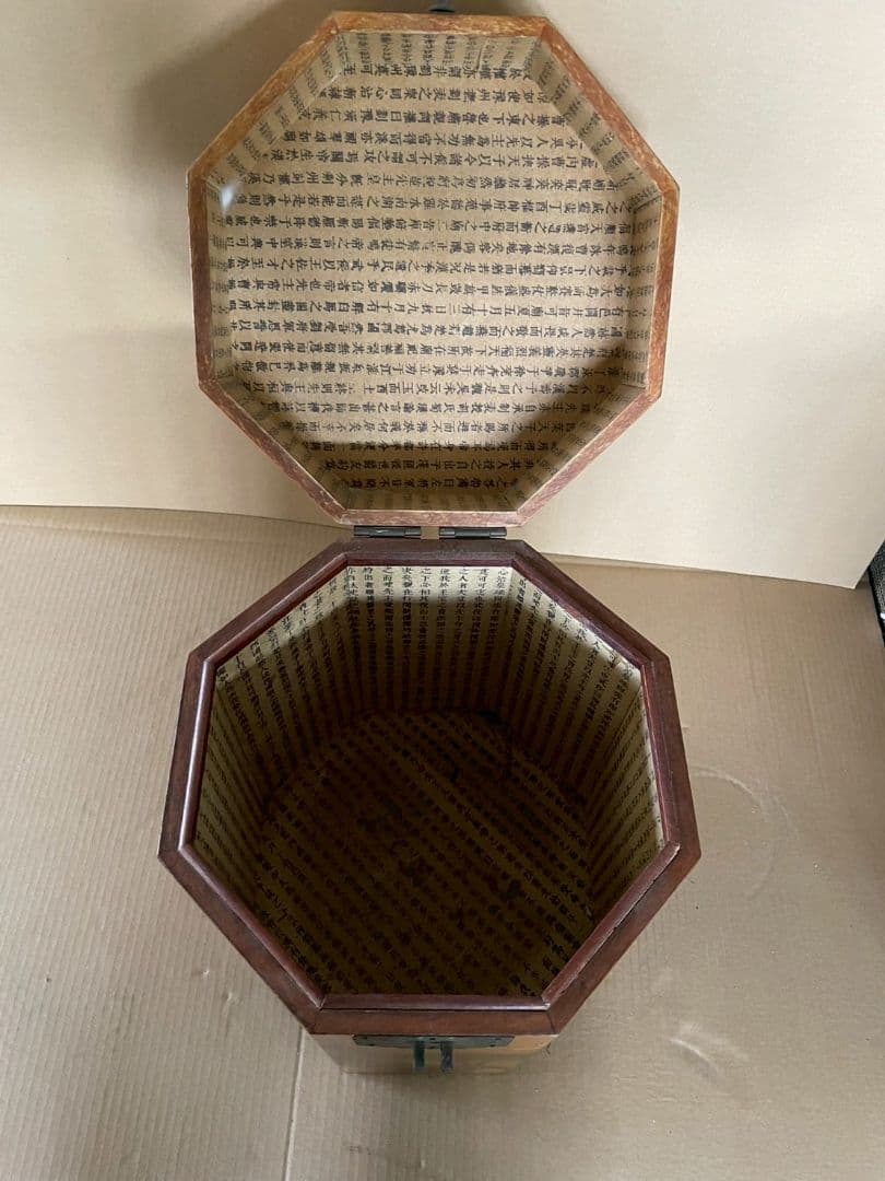 八角形の花柄漆塗り箱