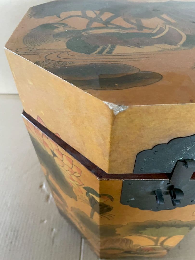 八角形の花柄漆塗り箱